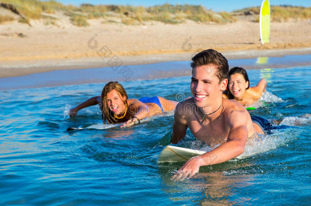青少年冲浪者男孩和女孩游泳爱冲浪板