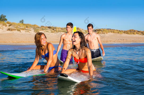 青少年冲浪者男孩和女孩游泳爱冲浪板