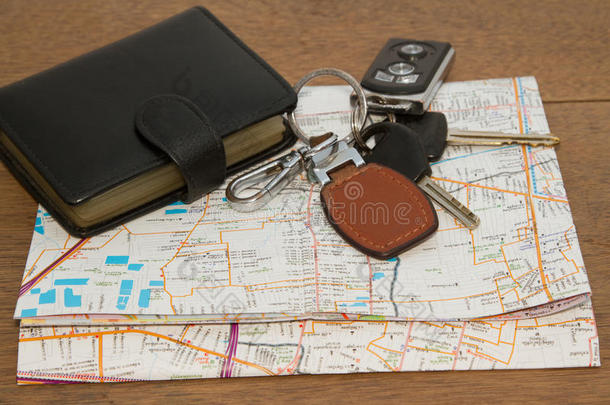 <strong>路线图</strong>上的钱包和车钥匙，概念旅行