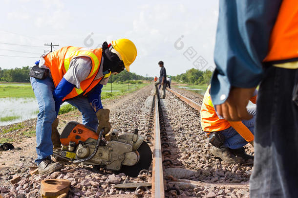 工人们正在切割铁轨进行维修。