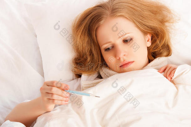 患体温计病的妇女<strong>感冒</strong>、流感、卧床发烧