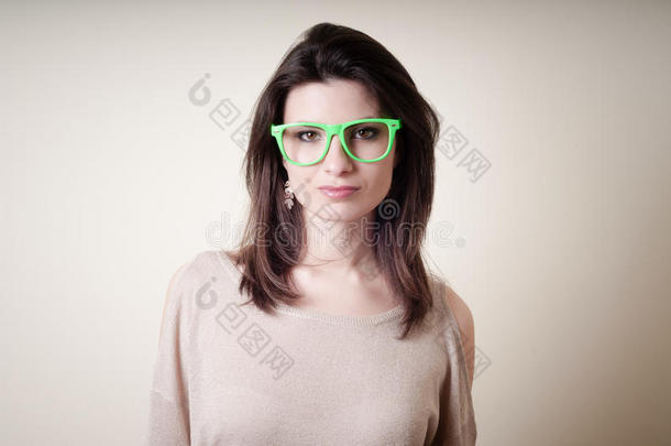 戴绿色眼镜的漂亮年轻女子