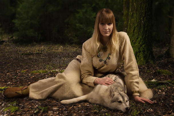 斯拉夫女孩与森林深处的西伯利亚哈士奇