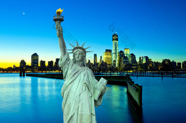 纽约天际线和夜间自由女神像，纽约，美国