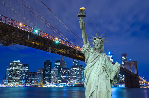 纽约天际线和夜间自由女神像，纽约，美国