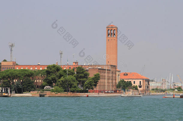 威尼斯圣埃琳娜岛上的高红砖钟楼