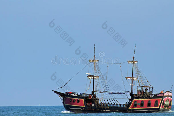 海盗船在海上航行寻找船只和掠夺物