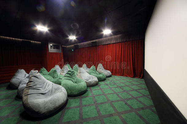 电影院里的麻袋和挡板之类的座位