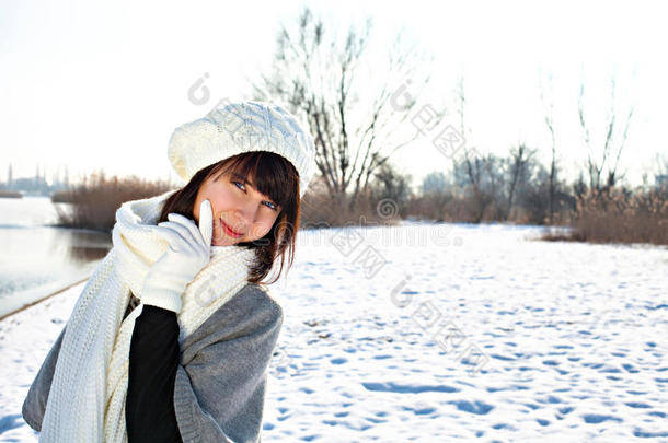 冬日里穿着暖和衣服的年轻女子