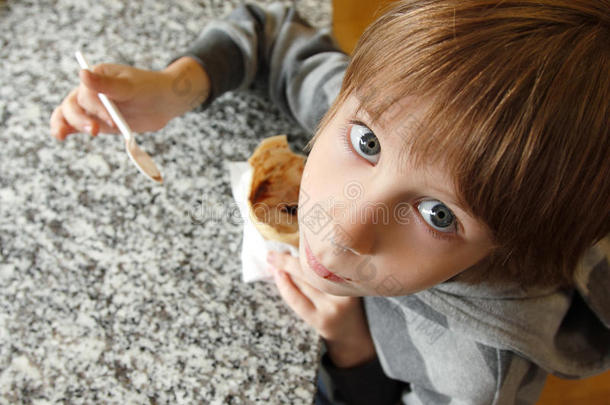 小男孩在咖啡馆吃冰淇淋