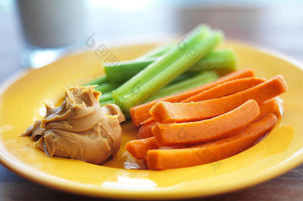 <strong>儿童食品</strong>-花生酱配芹菜和胡萝卜。