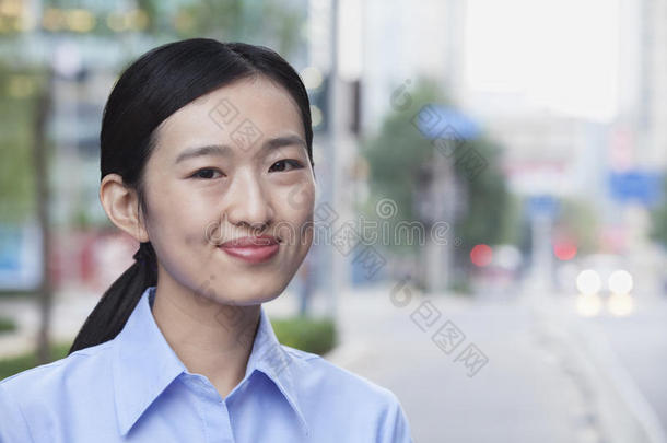 北京微笑的年轻女商人画像