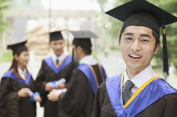 男青年大学毕业生特写照片