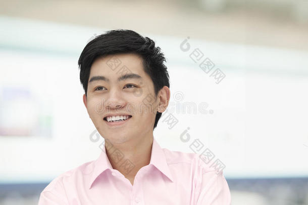 粉色系扣衬衫的年轻人画像，北京，中国