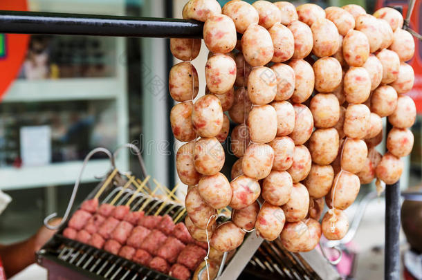 泰国街头市场上的泰式烤肠