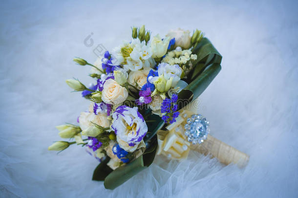 蓝色婚纱上的结婚花束