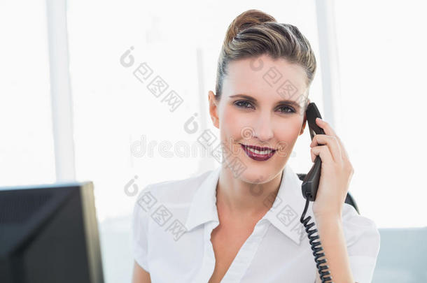 微笑着优雅的女商人在电话里交谈