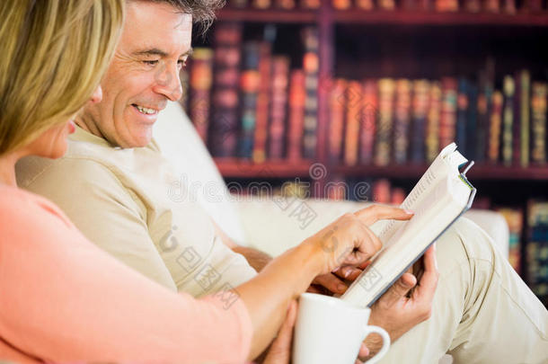 在<strong>阅览室</strong>看书喝咖啡的幸福夫妻