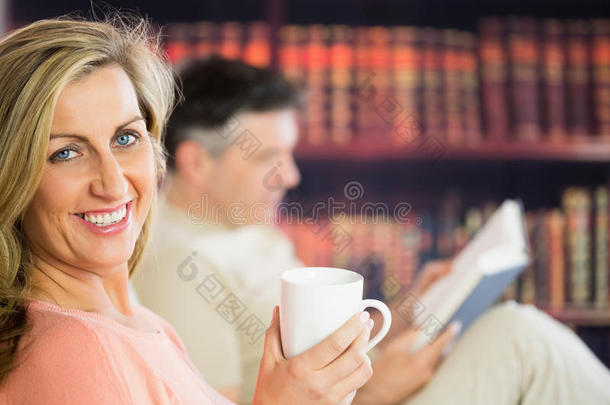 快乐夫妻在阅览室看书喝咖啡