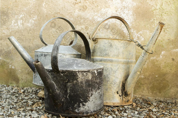 旧的镀锌水壶和水壶