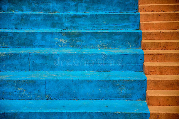 蓝色体育场座椅和红色台阶