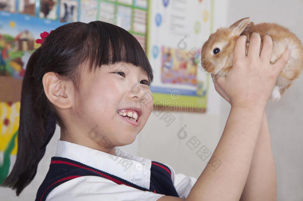 教室里抱着宠物兔的女生