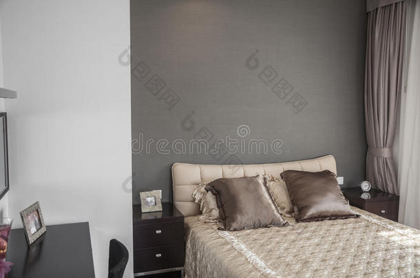 明亮的现代卧室，米色床罩。