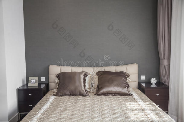 明亮的现代<strong>卧室</strong>，米色床罩。