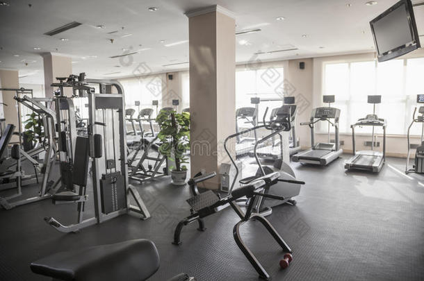 宽敞明亮的健身房，配有健身器材。