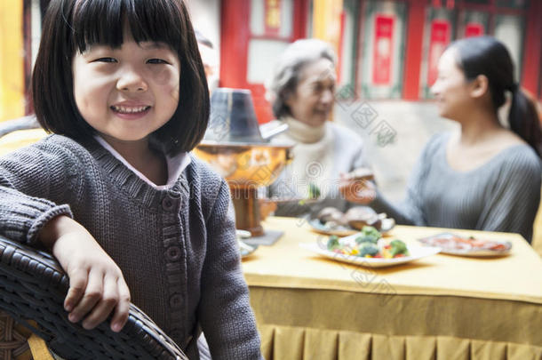 家庭聚餐时的少女画像