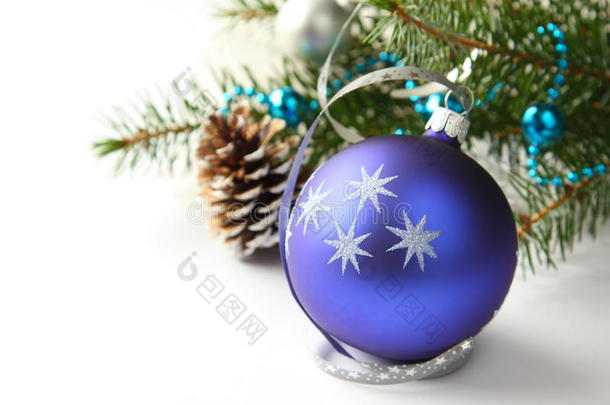 蓝色球和白色装饰的圣诞作文