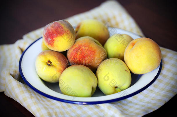 桃子，新鲜收获的甜有机水果