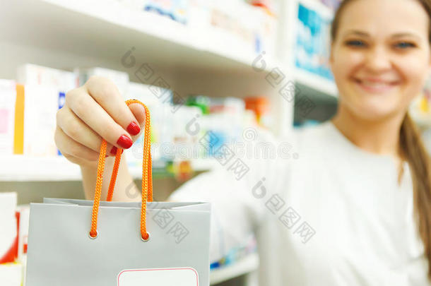 一名女药剂师在药店拿着药包的特写镜头