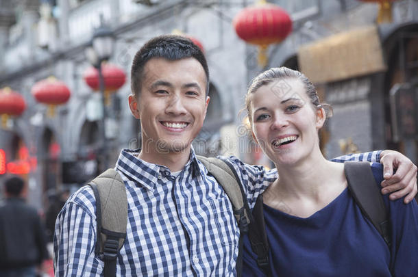 以<strong>中国建筑</strong>为背景的年轻夫妇画像。
