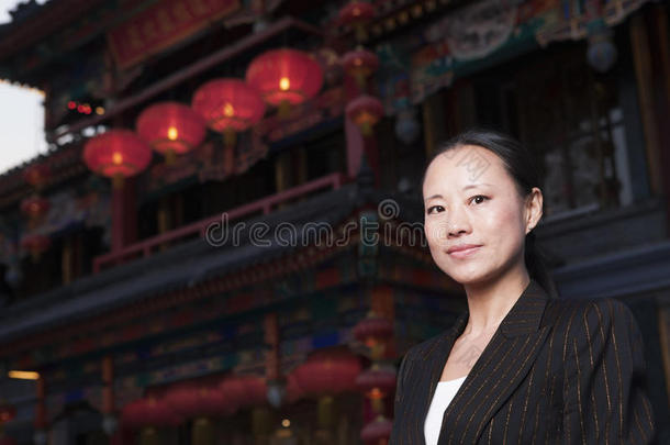 以<strong>中国建筑</strong>为背景的女商人肖像。