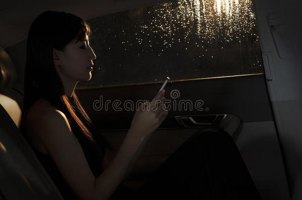 北京雨夜坐在车里发短信的年轻女子