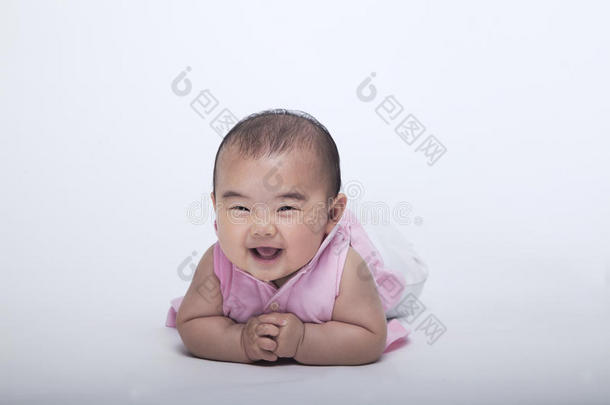 <strong>微笑</strong>和大笑的<strong>婴儿躺</strong>下的肖像，摄影棚拍摄，白色背景