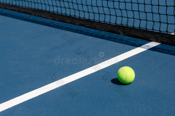 球场上的网球