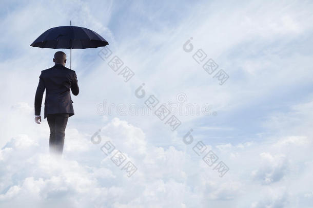 商人撑着雨伞，在梦幻般的<strong>云中漫步</strong>