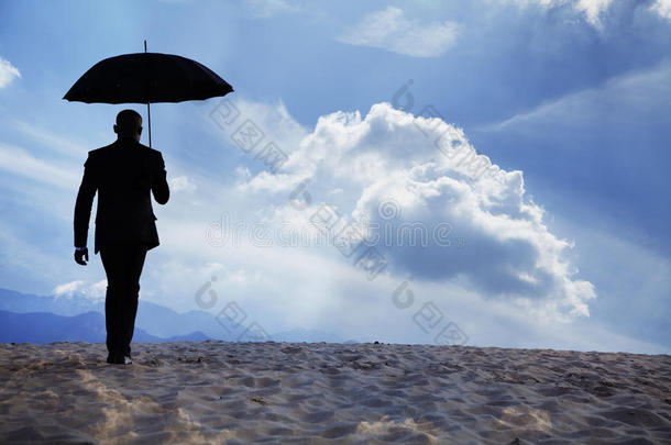商人撑着雨伞，带着梦幻般的云彩在沙漠中漫步