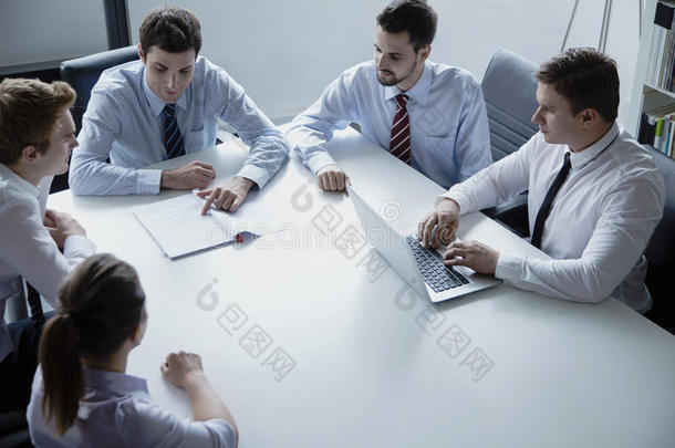 五个<strong>商务</strong>人士在办公室的桌子旁开<strong>商务会</strong>议