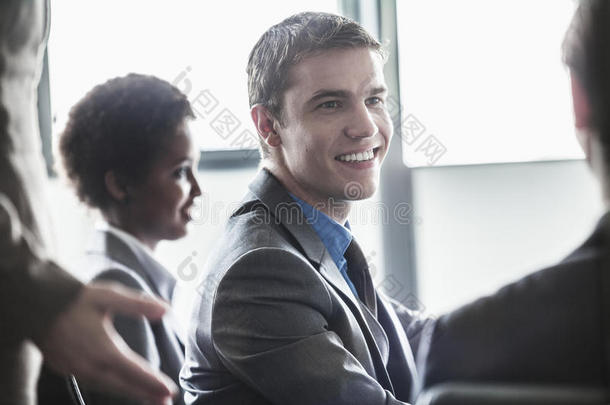一群商务人士坐在商务会议上微笑
