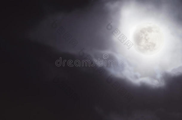 月圆夜空有云。