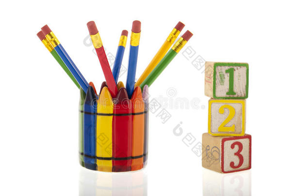 将彩色铅笔拼贴在三个1-2-3<strong>立方块</strong>旁边的杯子里