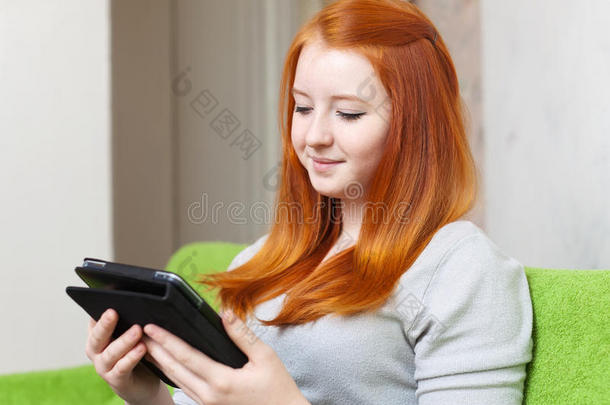 少女看电子书