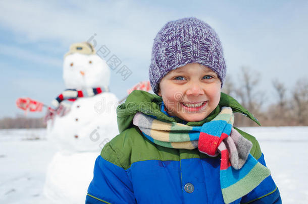 男孩堆雪人