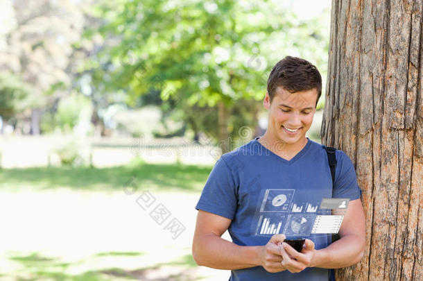 微笑英俊的学生用他的数字智能手机