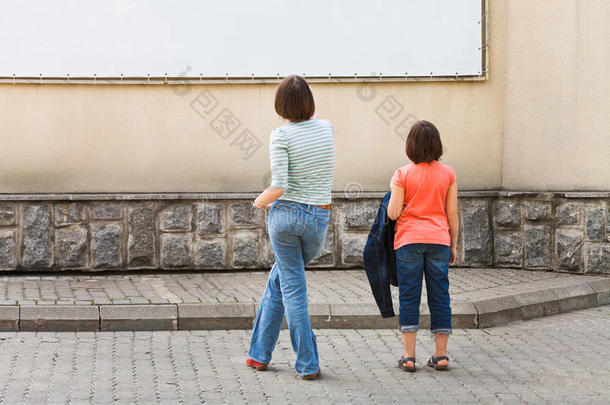 两个女孩看广告横幅