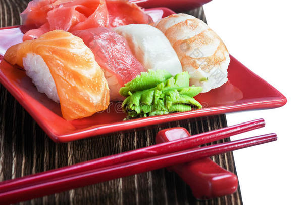 海鲜寿司和筷子放在红盘子里