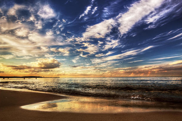 夕阳下平静的海洋